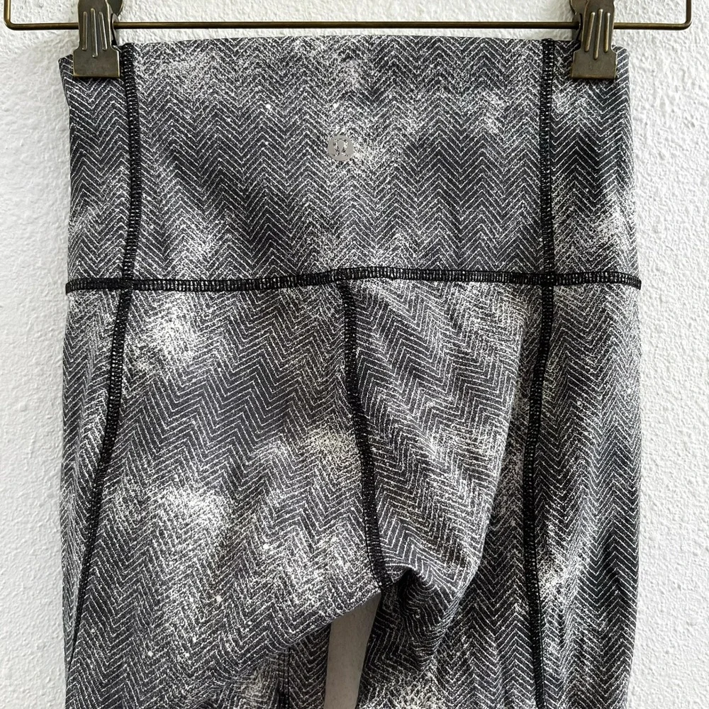 LULULEMON Essential Rhythm Crop Leggings Size 4
